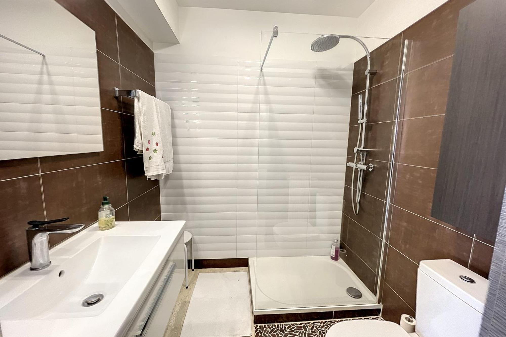 Bright And Vast Terrace Easy Parking Heart Of Town 1 Mn Apartment *