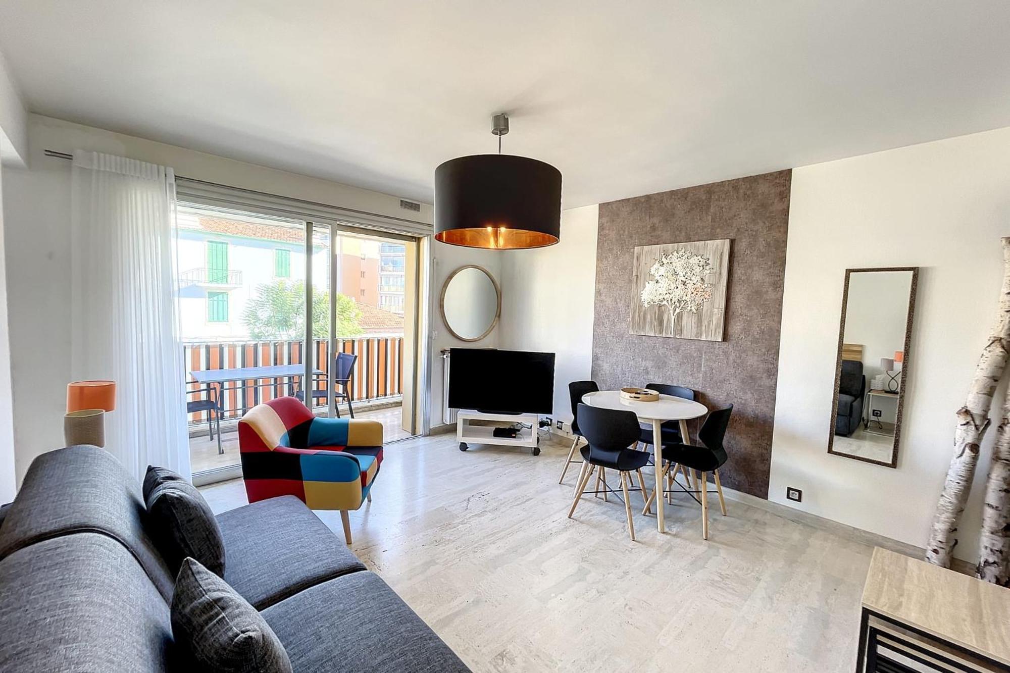 Bright And Vast Terrace Easy Parking Heart Of Town 1 Mn Apartment Cannes